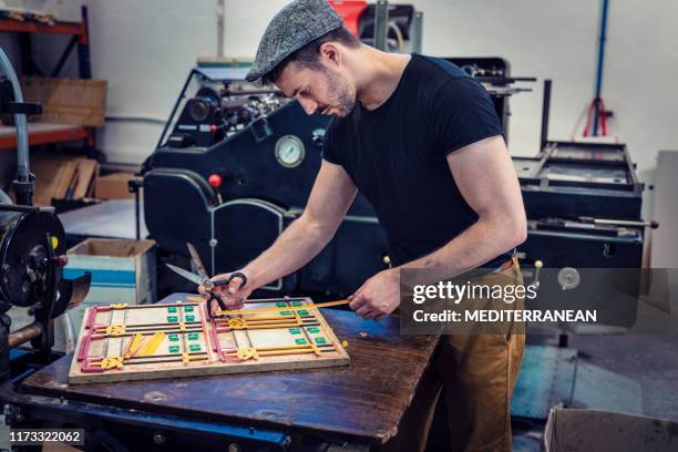 druckermann in der druckerei - label printing machine stock-fotos und bilder