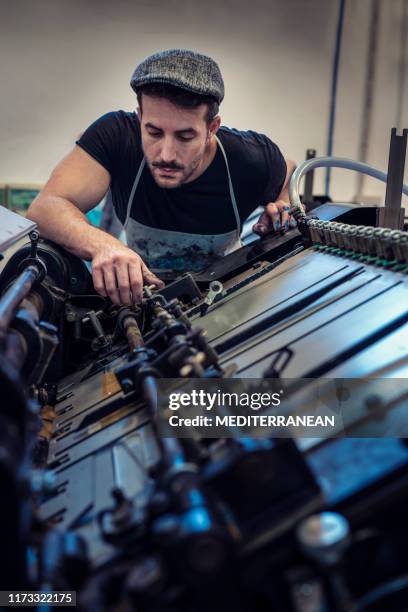 druckermann in der druckerei - label printing machine stock-fotos und bilder