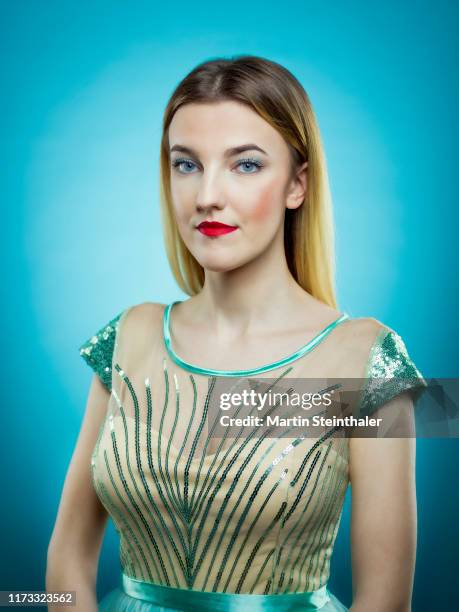 junge frau - mit türkisen kleid und roten lippen - frau blond portrait studio stock pictures, royalty-free photos & images