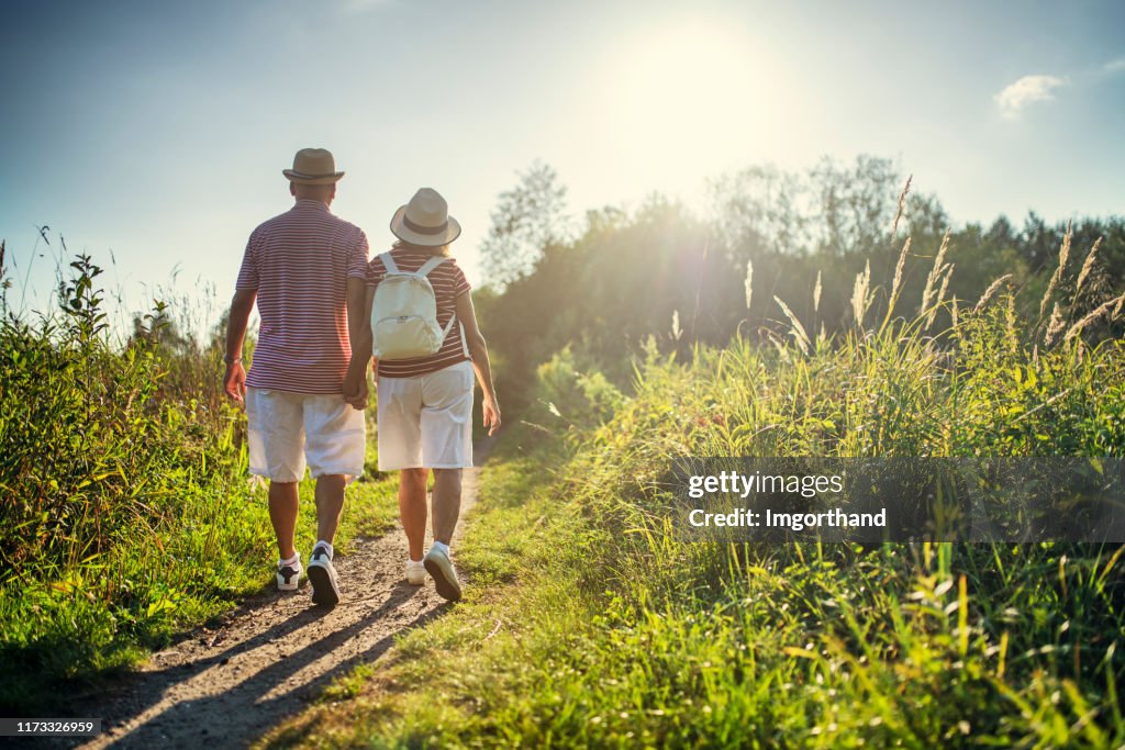 Senior paar genieten van wandelen in de natuur