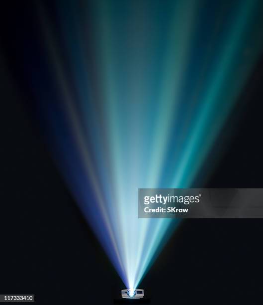 projector beams - licht natuurlijk fenomeen stockfoto's en -beelden