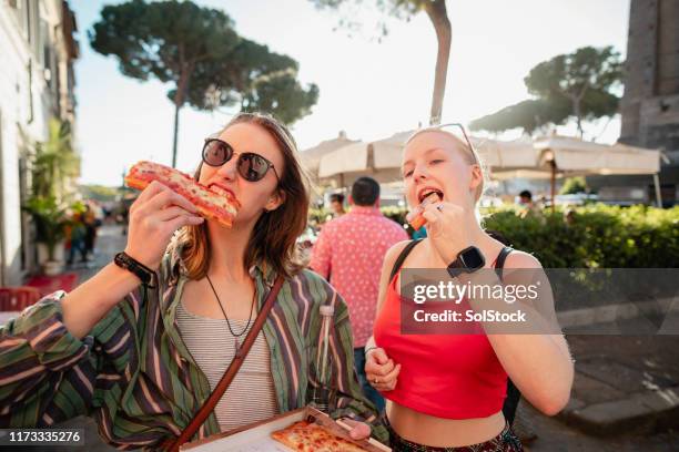 pizza brengt mensen samen - pizza italy restuarant stockfoto's en -beelden