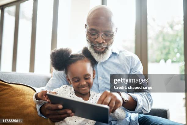 legame mentre si gioca nell'era moderna - african american grandparents foto e immagini stock