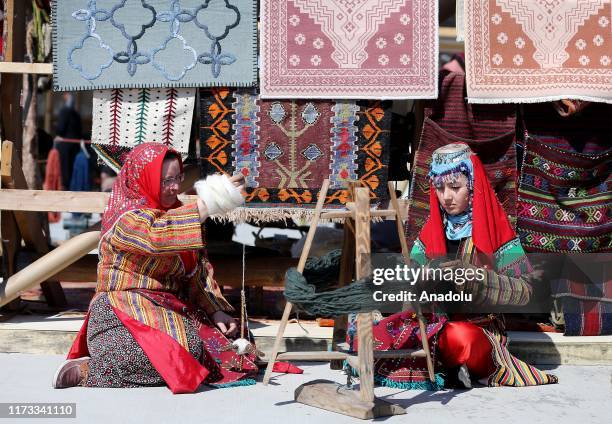 Woman Using Drop Spindle 64 Drop Spindle Stock Photos, High-Res Pictures, and Images - Getty Images