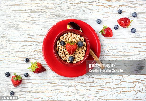 breakfast cereal with fresh fruit - cheerios stock-fotos und bilder