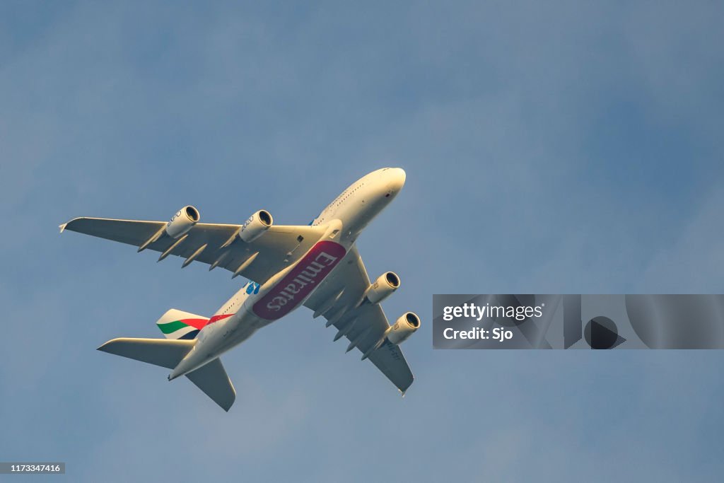 Airbus A380 della Emirates Airline vola in alto in aria.