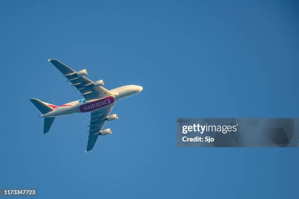emirates airline airbus a380 vliegt hoog in de lucht. - airbus a380 stockfoto's en -beelden