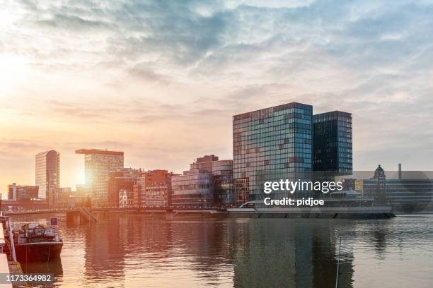 dusseldorf media harbor in duitsland - düsseldorf stockfoto's en -beelden