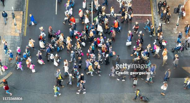 britischer fußgängerüberweg - commuters overhead view stock-fotos und bilder