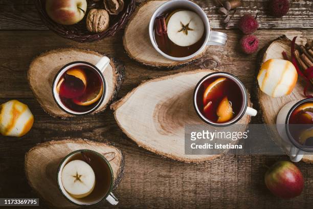 hot drinks in rural mugs on cross-section of tree - tea hot drink stock-fotos und bilder