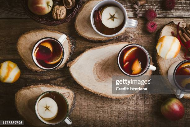 hot drinks in rural mugs on cross-section of tree - sidra fotografías e imágenes de stock