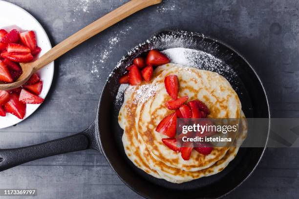 strawberry  pancakes in cast iron skillet, fresh summer dessert - pancakes stockfoto's en -beelden