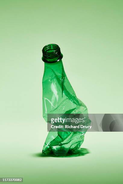a crumpled disposable water bottle - crushed photos et images de collection