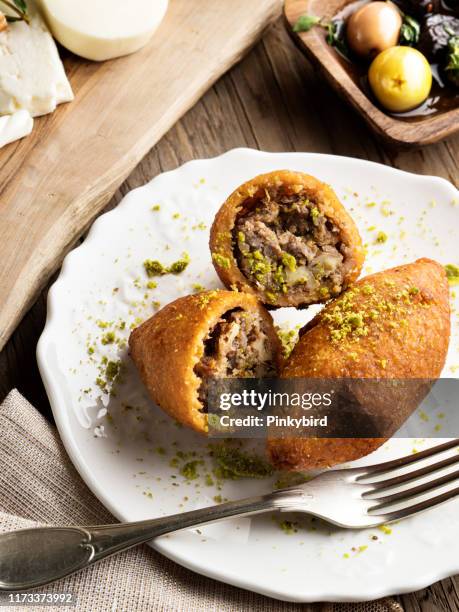 kibbeh, gefüllte fleischbällchen, lebensmittel, falafel - lebanese food stock-fotos und bilder