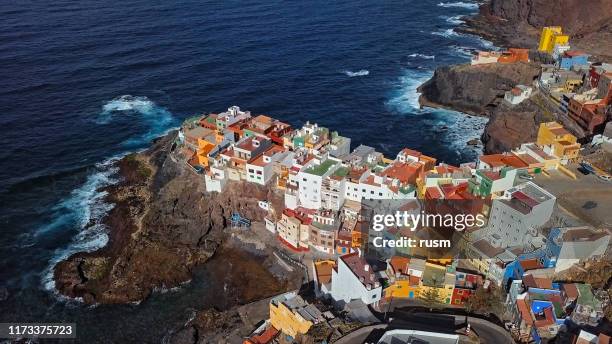 vista aérea del pequeño pueblo de acantiladola la caleta de arriba, gran canaria, islas canarias, españa. - isla de gran canaria fotografías e imágenes de stock