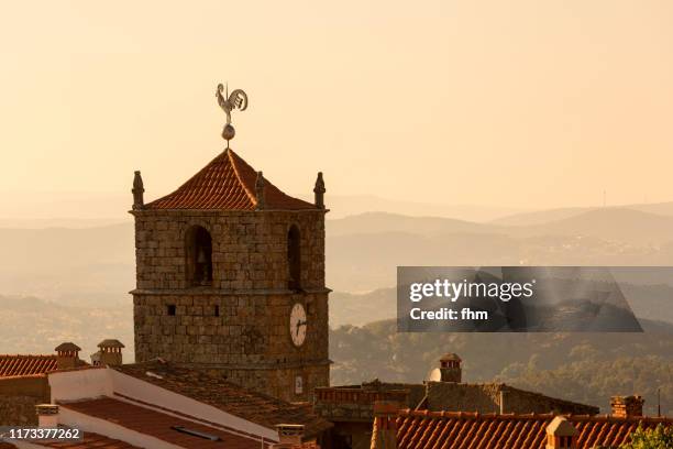 monsanto old town and church at sunset (idanha-a-nova), portugal - distrikt castelo branco portugal stock-fotos und bilder