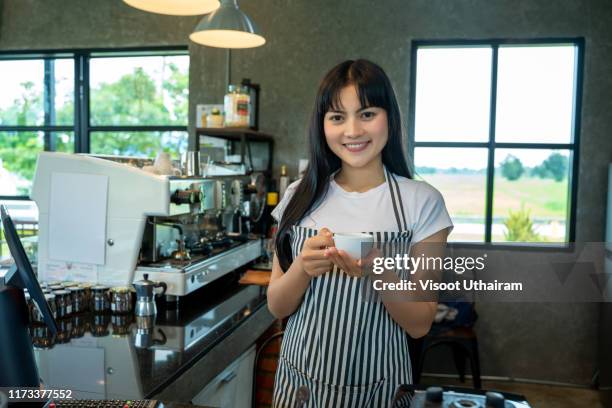 portrait of barista preparing coffee. - lagerbier stock-fotos und bilder