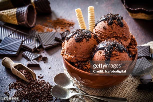 helado de chocolate en un tazón de arcilla marrón - ice cream sundae fotografías e imágenes de stock