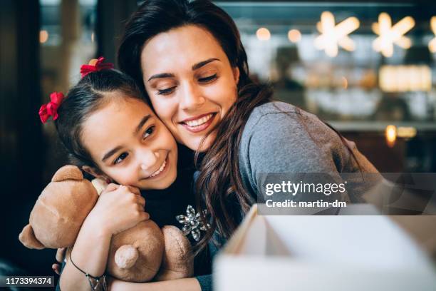 madre e figlia - giorno dei bambini foto e immagini stock
