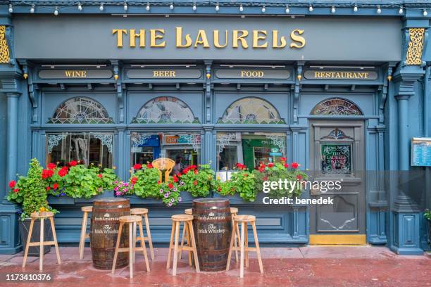 pub restaurant en el centro de killarney irlanda - irish pub fotografías e imágenes de stock