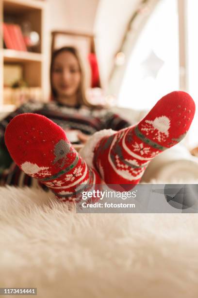 close-up van kerst sokken - voetzool stockfoto's en -beelden