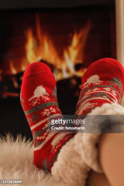 christmas wool socks in front of fireplace - la casa imagens e fotografias de stock