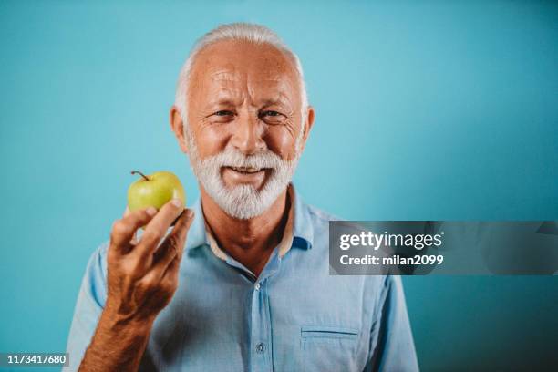 senior man - apple milan stockfoto's en -beelden