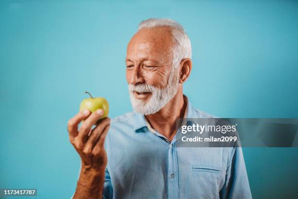 senior man - apple milan stockfoto's en -beelden