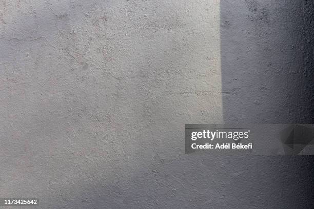 shadow on gray plastered concrete wall - wall texture fotografías e imágenes de stock