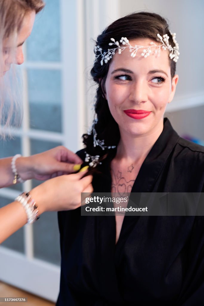 Mujer milenal preparándose para su boda.