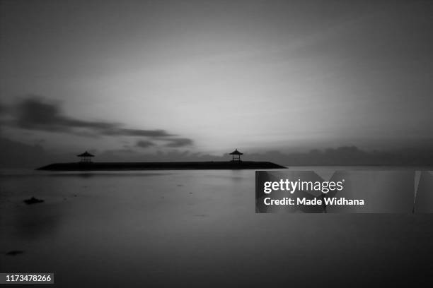 sunrise beach in black and white - made widhana - fotografias e filmes do acervo