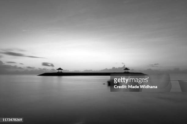 sunrise beach in black and white - made widhana - fotografias e filmes do acervo