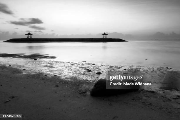 sunrise beach in black and white - made widhana - fotografias e filmes do acervo