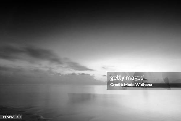 sunrise beach in black and white - made widhana - fotografias e filmes do acervo