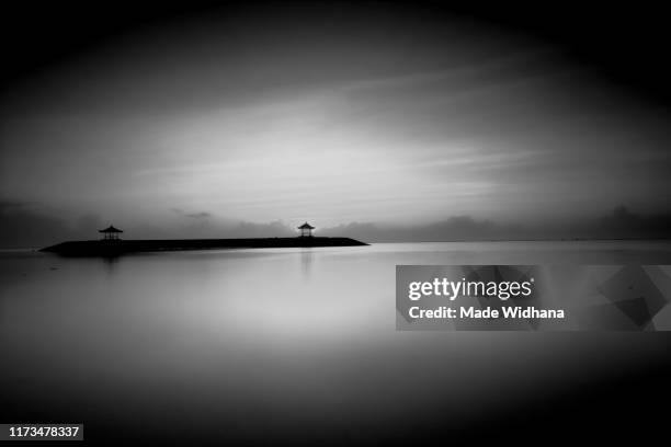 sunrise beach in black and white - made widhana - fotografias e filmes do acervo