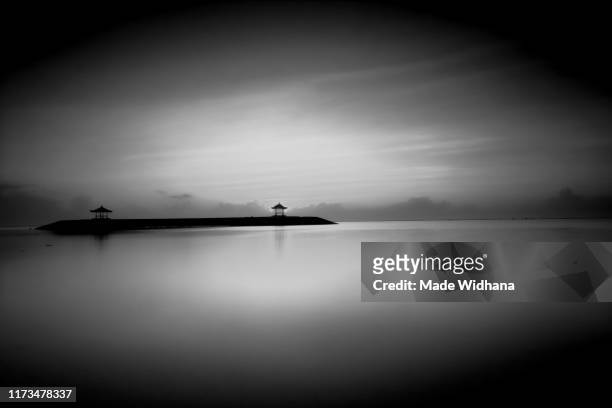 sunrise beach in black and white - made widhana 個照片及圖片檔