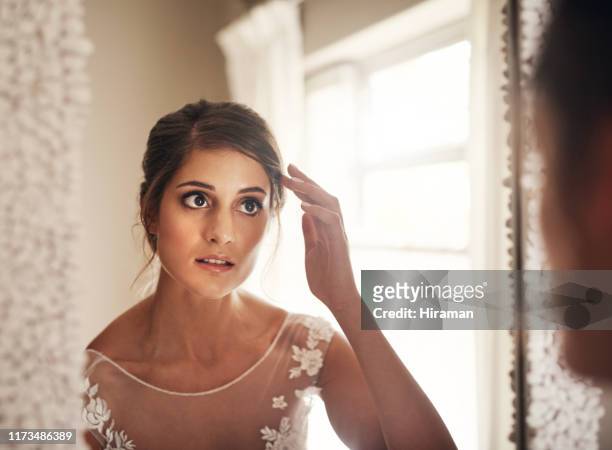 ze is de bruid, ze heeft geen filter nodig - bridal makeup stockfoto's en -beelden
