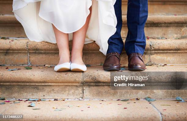 dar su primer paso en la vida matrimonial - wedding shoes fotografías e imágenes de stock