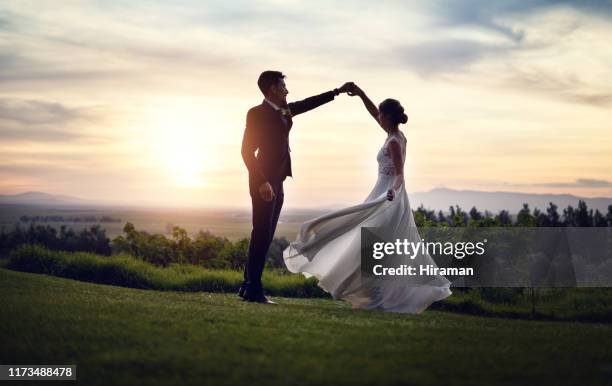 le plus beau jour de leur vie - just married photos et images de collection