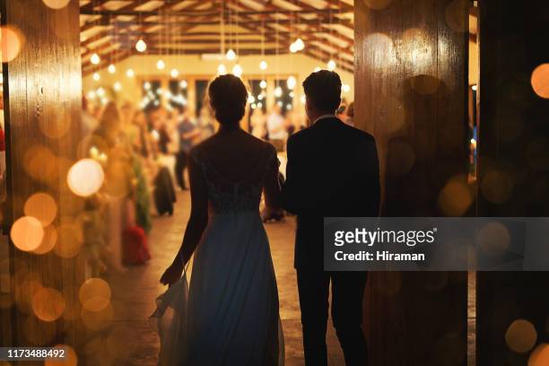 hacer una gran entrada en el matrimonio - newlywed fotografías e imágenes de stock