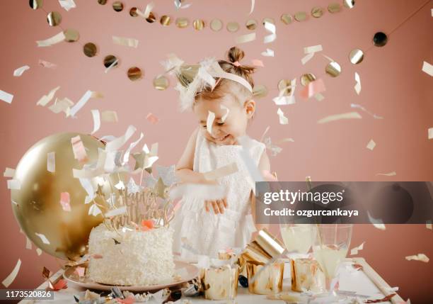 fête d'anniversaire pour l'enfant mignon - child balloon studio photos et images de collection
