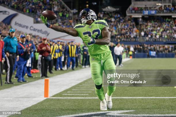 Running back Chris Carson of the Seattle Seahawks makes a touchdown catch in the fourth quarter against the Los Angeles Rams at CenturyLink Field on...