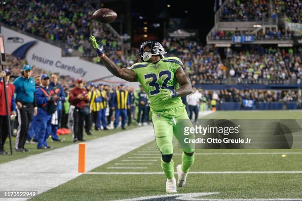 Running back Chris Carson of the Seattle Seahawks makes a touchdown catch in the fourth quarter against the Los Angeles Rams at CenturyLink Field on...