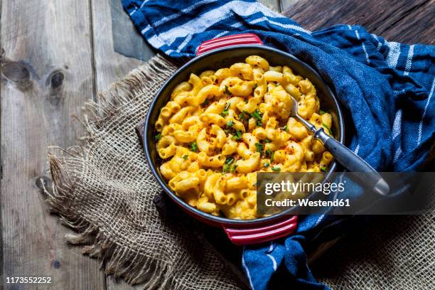 vegan macaroni and cheese - macaroni and cheese stockfoto's en -beelden