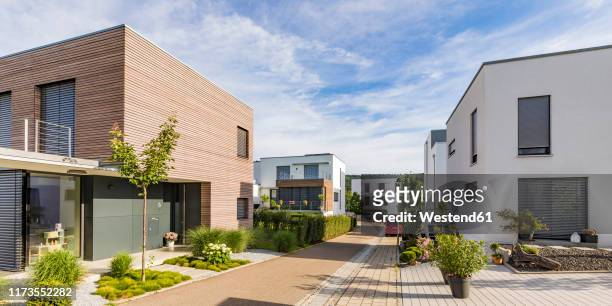 germany, baden-wurttemberg, esslingen, new energy efficient residential houses - housing development road stock pictures, royalty-free photos & images