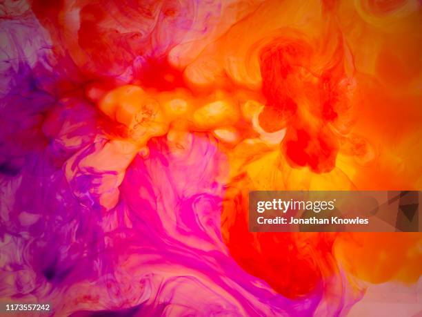 orange yellow pink underwater ink - farben mischen stock-fotos und bilder
