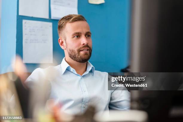 businessman working on desktop pc in office - un seul homme d'âge moyen photos et images de collection