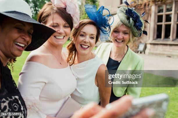 herinneringen maken - wedding guests stockfoto's en -beelden