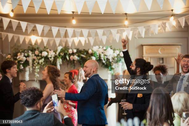 las bodas son las mejores fiestas - invitado de boda fotografías e imágenes de stock