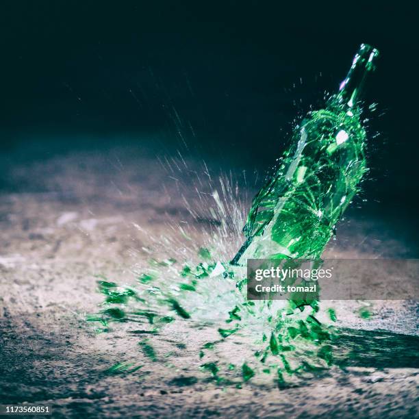 fles breken - exploding glass stockfoto's en -beelden